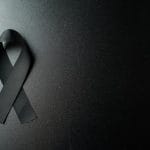 vista-superior-arco-preto-como-simbolo-de-luto-na-parede-escura (1)-min